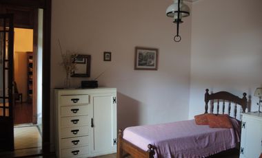 CASA ANTIGUA A 1 CUADRA DE PLAZA 1810- LOBOS