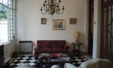 CASA ANTIGUA A 1 CUADRA DE PLAZA 1810- LOBOS