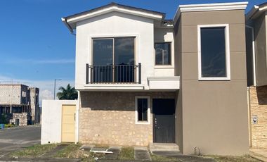 Venta de hermosa Casa para estrenar en Urbanización Mallorca Village, con Jacuzz (J Luna)