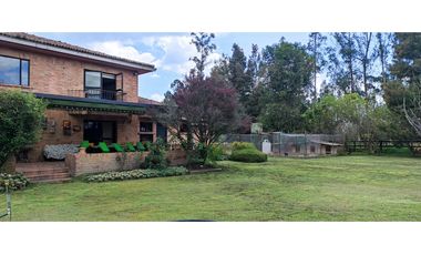 Casa con lote en venta en Los Pinos Club de Polo