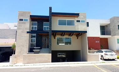 Hermosa Residencia en Misión San Jerónimo, 5 Habitaciones, Sótano, 6.5 Baños..