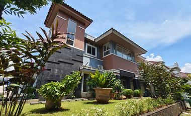 Rumah HOEK di Taman Giri Loka BSD City, bisa parkir 7 mobil