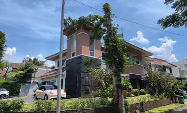 Rumah HOEK di Taman Giri Loka BSD City, bisa parkir 7 mobil