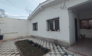 Casa esquina en Barrio Santa Teresita, Capital.