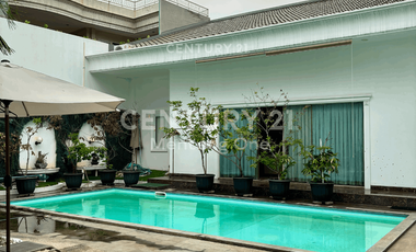 Rumah Besar Dengan Kolam Renang Menteng Inti Jakarta Pusat