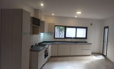 Venta de Casa 3 ambientes con cochera y parque San Justo