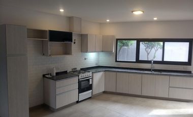 Venta de Casa 3 ambientes con cochera y parque San Justo