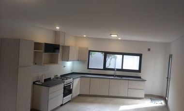 Venta de Casa 3 ambientes con cochera y parque San Justo