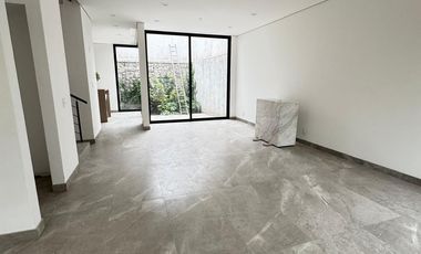 CASA NUEVA EN CONDOMINIO EN COYOACAN CON JARDIN Y ROOF GARDEN