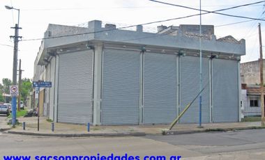 V304 Moron Venta amplio Local mas departamento 3 amb.