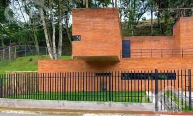 Casa en Venta Estilo Vanguardista adaptada al entorno  Briones Coatepec