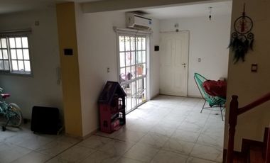 DEPARTAMENTO 3 AMBIENTES CON PATIO, DESARROLLADO EN  2 PLANTAS. EXCELENTE ESTADO.
