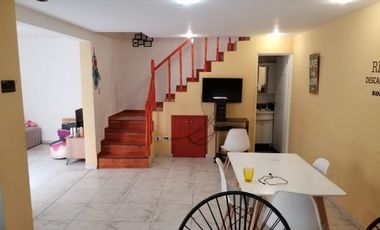 DEPARTAMENTO 3 AMBIENTES CON PATIO, DESARROLLADO EN  2 PLANTAS. EXCELENTE ESTADO.