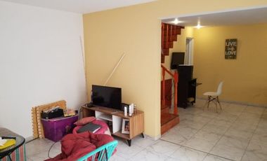 DEPARTAMENTO 3 AMBIENTES CON PATIO, DESARROLLADO EN  2 PLANTAS. EXCELENTE ESTADO.