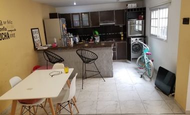 DEPARTAMENTO 3 AMBIENTES CON PATIO, DESARROLLADO EN  2 PLANTAS. EXCELENTE ESTADO.