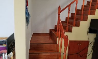 DEPARTAMENTO 3 AMBIENTES CON PATIO, DESARROLLADO EN  2 PLANTAS. EXCELENTE ESTADO.