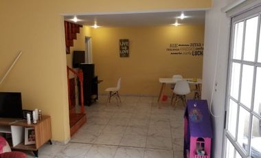 DEPARTAMENTO 3 AMBIENTES CON PATIO, DESARROLLADO EN  2 PLANTAS. EXCELENTE ESTADO.