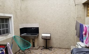 DEPARTAMENTO 3 AMBIENTES CON PATIO, DESARROLLADO EN  2 PLANTAS. EXCELENTE ESTADO.