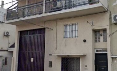 DEPARTAMENTO 3 AMBIENTES CON PATIO, DESARROLLADO EN  2 PLANTAS. EXCELENTE ESTADO.