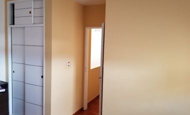DEPARTAMENTO 3 AMBIENTES CON PATIO, DESARROLLADO EN  2 PLANTAS. EXCELENTE ESTADO.