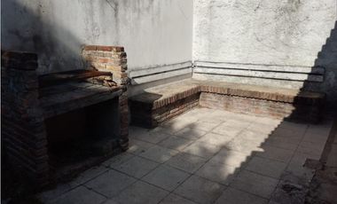 Casa + depto a metros de Av. Alvear.