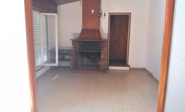 Casa + depto a metros de Av. Alvear.