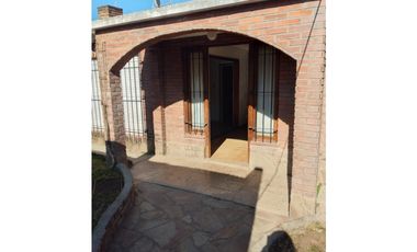 Casa + depto a metros de Av. Alvear.