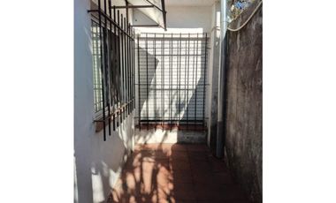 Casa + depto a metros de Av. Alvear.
