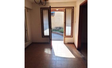 Casa + depto a metros de Av. Alvear.