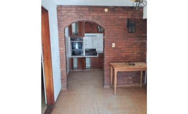 Casa + depto a metros de Av. Alvear.