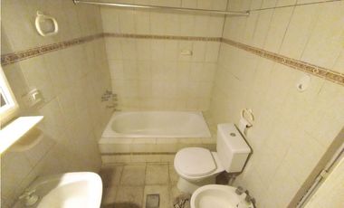 Casa + depto a metros de Av. Alvear.