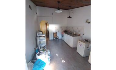 Casa + depto a metros de Av. Alvear.