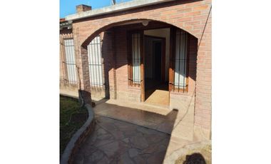 Casa + depto a metros de Av. Alvear.