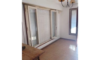 Casa + depto a metros de Av. Alvear.