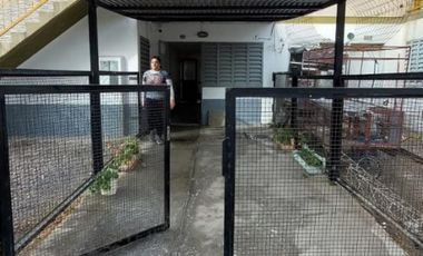 INDEXA VENDE CASA EN PLANTA BAJA, 2 HABITACIONES CON PATIO Y ENTRADA DE VEHÍCULO EN B° 827