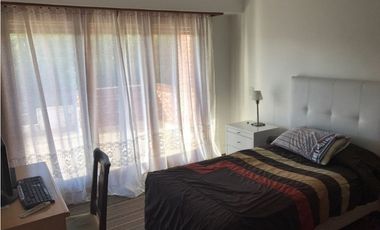 Importante chalet sobre lote de 1000 mts. Garage - quincho para 4 autos. Pileta. Zona La Florida.