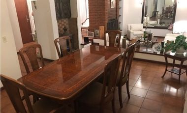 Importante chalet sobre lote de 1000 mts. Garage - quincho para 4 autos. Pileta. Zona La Florida.