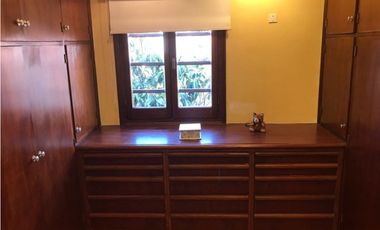 Importante chalet sobre lote de 1000 mts. Garage - quincho para 4 autos. Pileta. Zona La Florida.