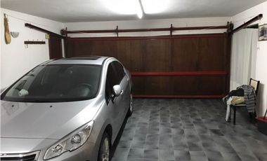 Importante chalet sobre lote de 1000 mts. Garage - quincho para 4 autos. Pileta. Zona La Florida.
