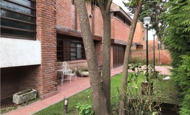 Importante chalet sobre lote de 1000 mts. Garage - quincho para 4 autos. Pileta. Zona La Florida.