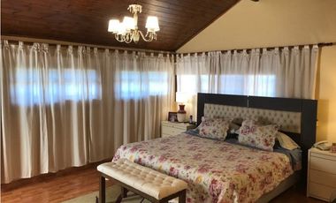 Importante chalet sobre lote de 1000 mts. Garage - quincho para 4 autos. Pileta. Zona La Florida.