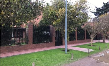 Importante chalet sobre lote de 1000 mts. Garage - quincho para 4 autos. Pileta. Zona La Florida.