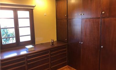 Importante chalet sobre lote de 1000 mts. Garage - quincho para 4 autos. Pileta. Zona La Florida.