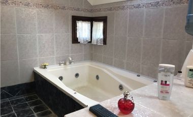 Importante chalet sobre lote de 1000 mts. Garage - quincho para 4 autos. Pileta. Zona La Florida.