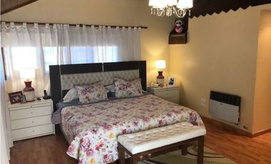 Importante chalet sobre lote de 1000 mts. Garage - quincho para 4 autos. Pileta. Zona La Florida.