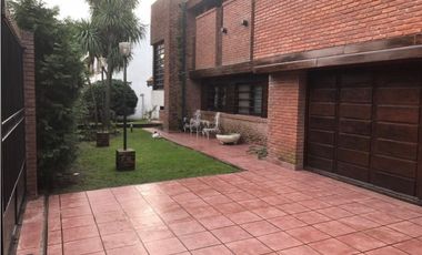 Importante chalet sobre lote de 1000 mts. Garage - quincho para 4 autos. Pileta. Zona La Florida.