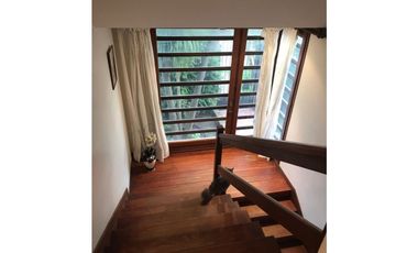 Importante chalet sobre lote de 1000 mts. Garage - quincho para 4 autos. Pileta. Zona La Florida.