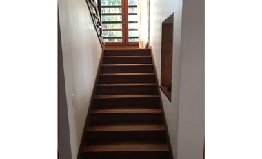 Importante chalet sobre lote de 1000 mts. Garage - quincho para 4 autos. Pileta. Zona La Florida.