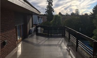 Importante chalet sobre lote de 1000 mts. Garage - quincho para 4 autos. Pileta. Zona La Florida.