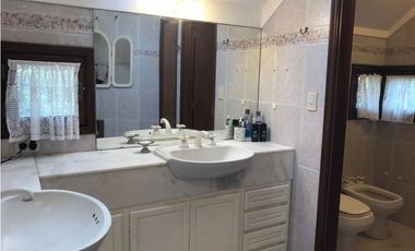 Importante chalet sobre lote de 1000 mts. Garage - quincho para 4 autos. Pileta. Zona La Florida.